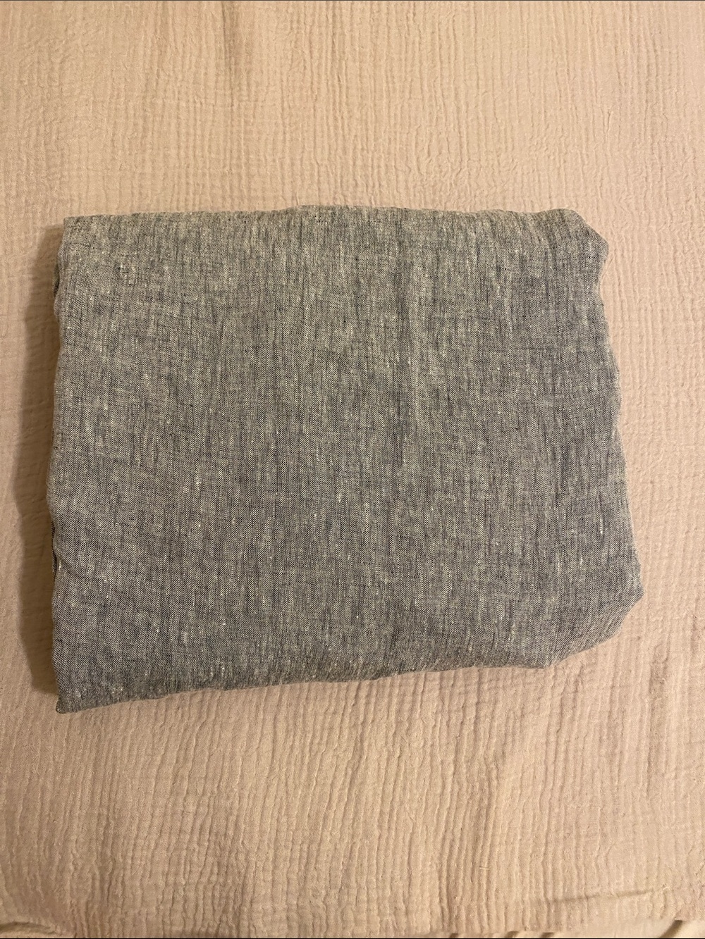 Brooklinen 100% linen melange gray twin fitted sheets. Like new good condition.
